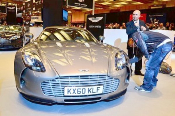 Proprietarii Aston Martin caută un cumpărător